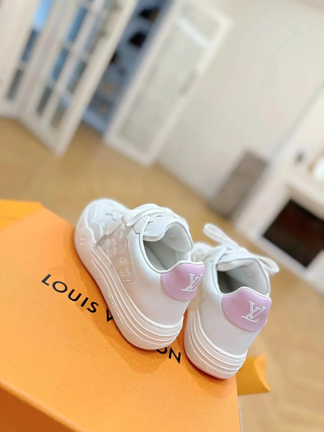 👟👟Ex-factory price 620👟👟Men's size +10 Same style for men and women🔥🔥𝐋𝐕 𝐃𝐢𝐬𝐜𝐨𝐯𝐞𝐫𝐲 2024 new sports shoes thick sole casual ❗️❗️ original purchase development and production LV Discovery lace-up shoes were unveiled at Louis Vuitton's fourth show. They are made of technical mesh fabric and metallic synthetic materials to create a streamlined design. Brand elements embellish the upper and lightweight rubber outsole, with technical shoelaces. Fabric: Original imported cowhide + technology mesh Inner lining: Original customized breathable mesh Sole: Original molded ultra-light rubber foam material Bottom thickness: 5.5CM Size: Women's 35-41 (41 customized), Men's 39-46, (45-46 customized)